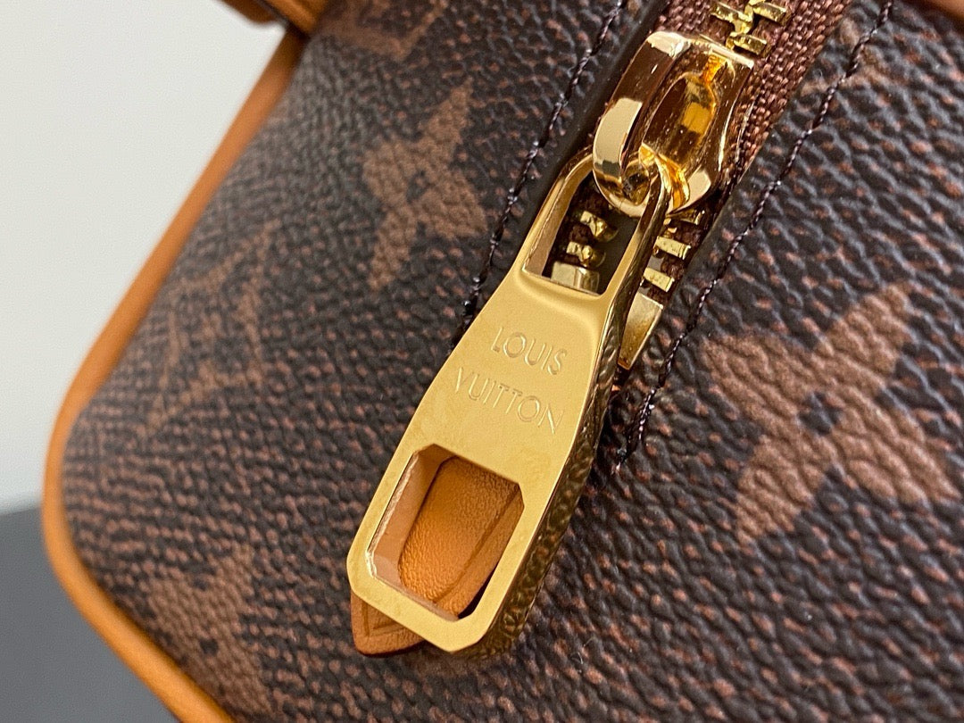 Louis Vuitton M11765 Locker Dopp Kit
