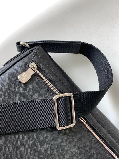 Louis Vuitton M30850 District PM