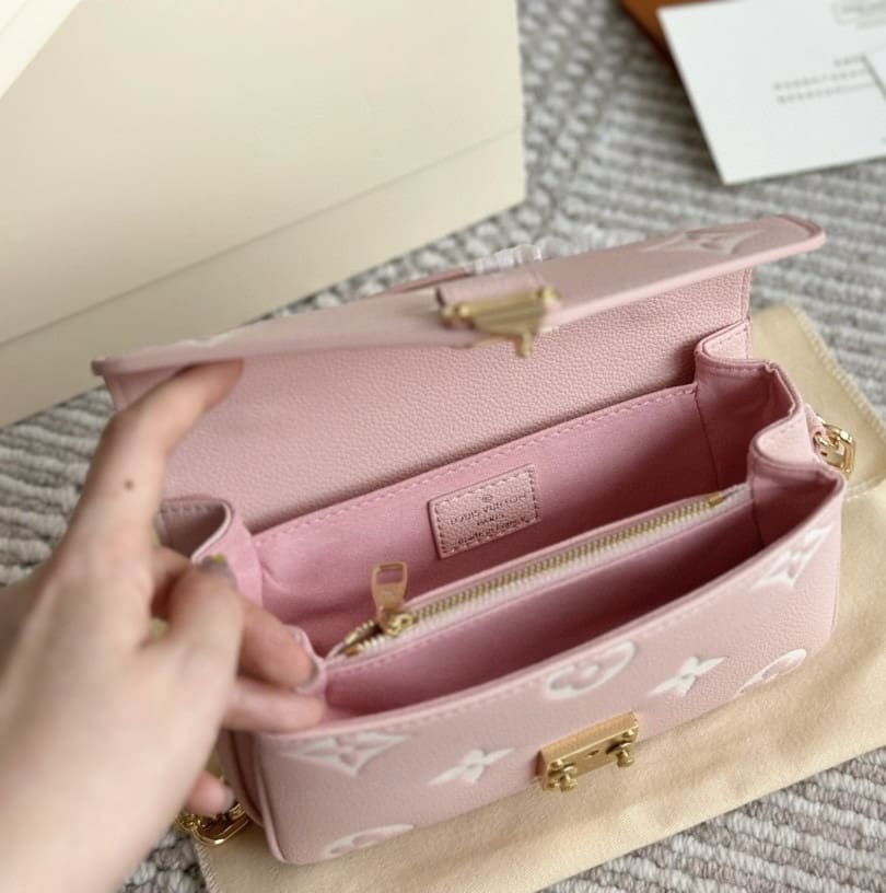 Louis Vuitton M14208 Pochette Métis East West